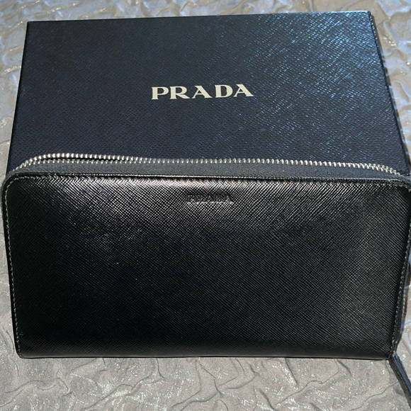 Preloved Prada zipper wallet excellent condition comes with box.. - Picture 1 of 6
